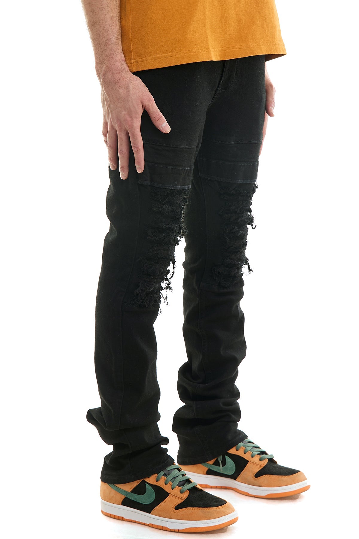 Jeans empilhados de homens negros